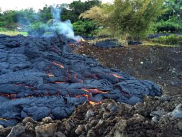 lava stalls short of big island town s main road