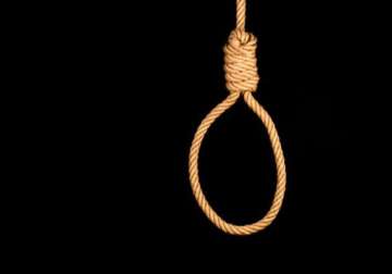 pak hangs 4 convicts delays controversial execution of youth
