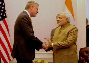 pm narendra modi meets nyc mayor discusses city policing urban space