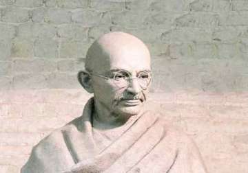 uk based nri hotelier donates 100 000 pounds for gandhi statue