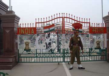 india and pak beefs up security at wagah following let threats