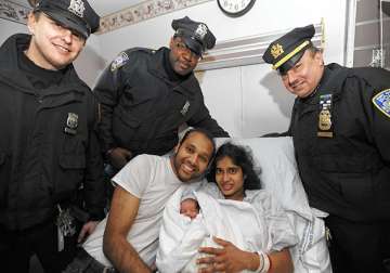indian origin woman gives birth to jhatpat on us train