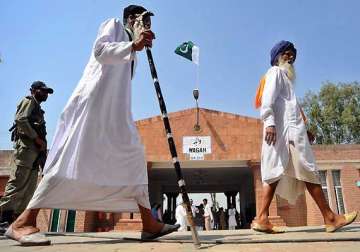 indian sikh pilgrims cross into pak on foot via wagah border