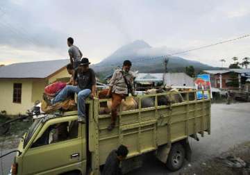 indonesia volcano erupts again forces evacuations