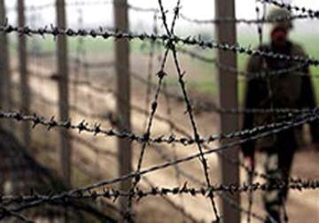 iran building fence on pak border