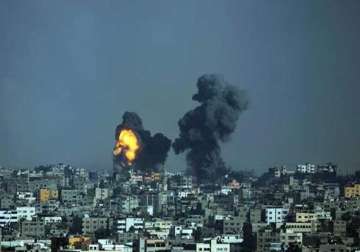 israel shells un run school in gaza palestinian toll tops 770