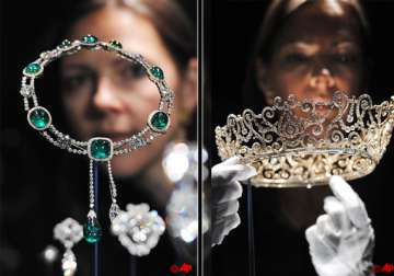 queen s delhi durbar tiara displayed in london exhibition