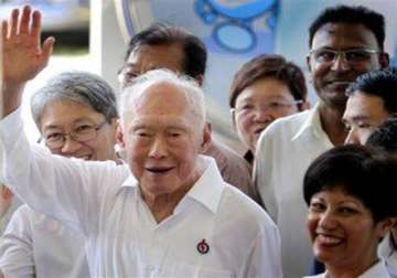 lee kuan yew out of hospital