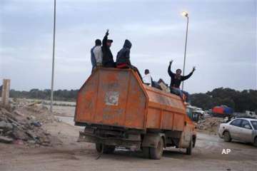 libyan volunteers eager to fight gaddafi