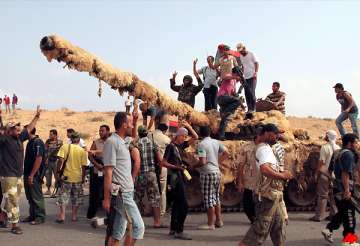 libyans flee siege in gaddafi s hometown sirte