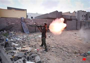 libyans push into gaddafi s hometown from east