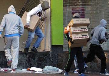 london police releases pics of looters with goods