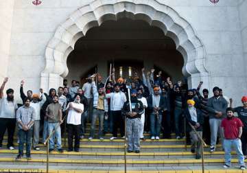 london riots armed sikhs protect gurdwara