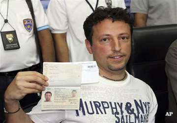 malaysia identifies one stolen passport user on missing plane