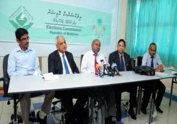 maldives poll panel halts presidential poll