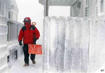 near blizzard dumps snow across us northeast