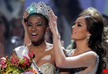 leila lopes of angola is crowned miss universe