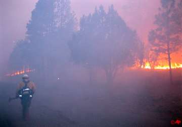 one dead nearly 350 homes burned in us wildfire