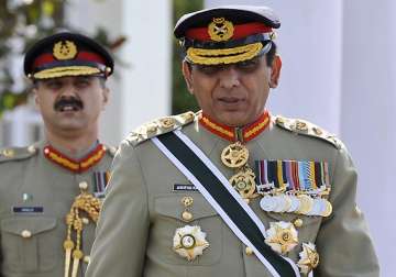 pak army chief gen kayani visits loc to assess situation