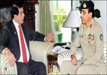 pak army chief gen kayani suddenly meets pm ashraf