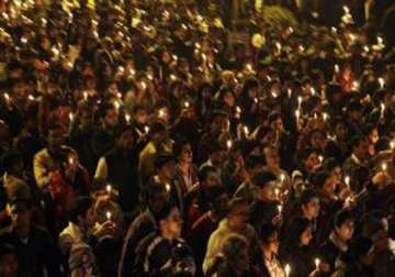 pak groups hold candle light vigil for indian gangrape victim