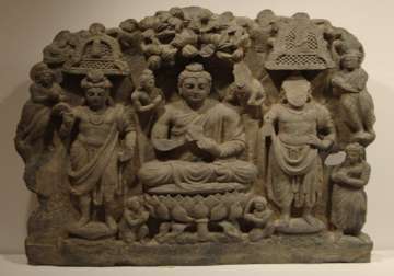 pak police seize 2 000 yr old buddhist relics of gandhara era