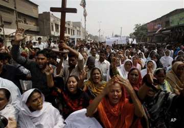pakistani christians protest deadly church bombing