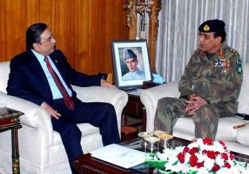 pakistani army fed up with asif ali zardari wants him out of office