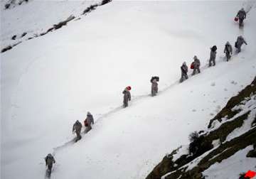 pakistani rescuers resume search for 135 buried under snow