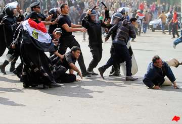 2 dead 800 injured as protests spread to more egyptian cities