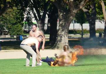 police man who set himself ablaze on mall dies