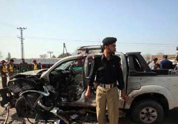 policeman killed 17 injured in pak blast