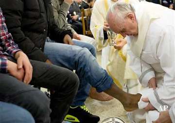 pope washes women s feet in break with church law