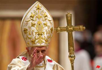 pope conducts midnight mass in st peter s basilica