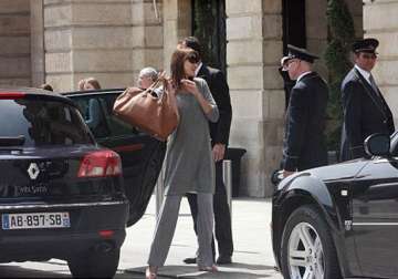 pregnant carla bruni tries to hide her bulging belly