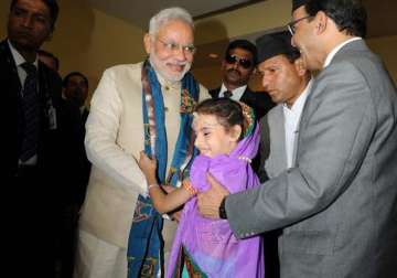 prime minister narendra modi gives autograph to 10 yr old indian girl in kathmandu