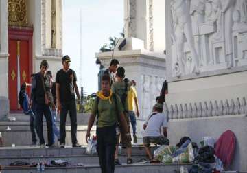 protesters force thai pm to flee meeting after 3 killed