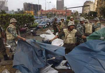 protesters scuffle with military in tahrir square
