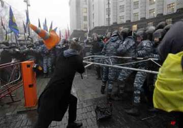 protests continue in tense ukraine capital
