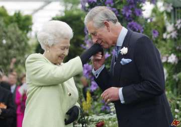 queen to gradually hand over charge to prince charles