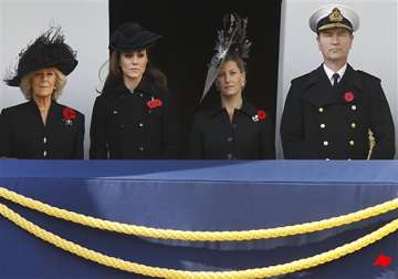 queen leads annual ceremony honoring war dead