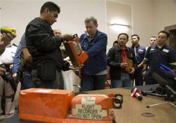 rebels release train with bodies from downed mh17 hand over black boxes