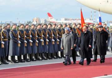 red carpet welcome for manmohan singh as he arrives in moscow