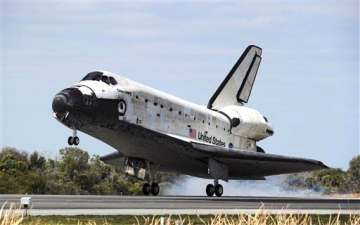 shuttle discovery ends flying career museum next