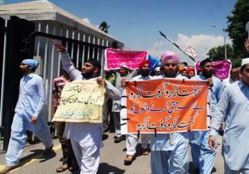 sikhs protest outside pak parliament protesting attacks