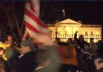 smoke bomb tossed over white house fence