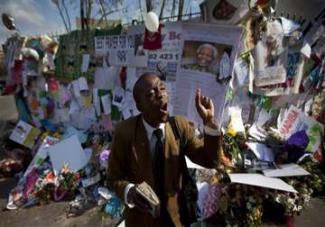 south africa mandela nears a month in hospital