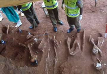 sri lankan family finds mass grave in garden in north