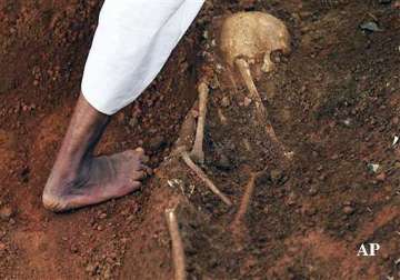 sri lankan mass grave dates back 25 years