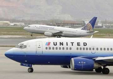 stricken united airlines plane captain dies while piloting